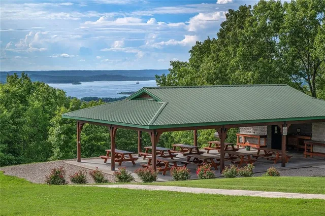 $695,000 | 1318 Oakwood Drive, Hollister, MO 65672