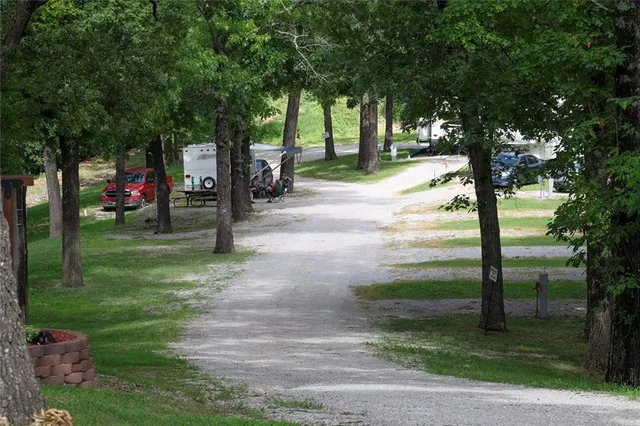 $695,000 | 1318 Oakwood Drive, Hollister, MO 65672