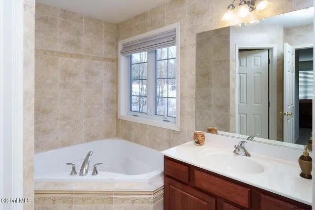 $3,100 | 7 Clearwater Court, Halfmoon, NY 12065