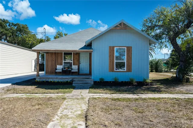 $199,900 | 221 South McCall Avenue, Sinton, TX 78387
