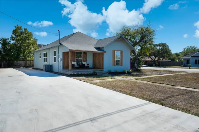 $199,900 | 221 South McCall Avenue, Sinton, TX 78387