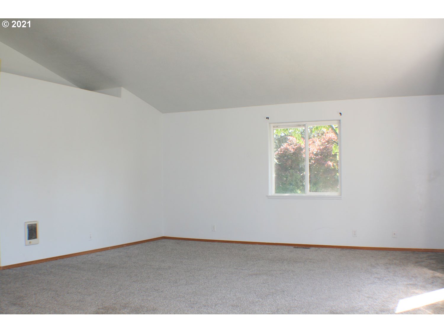 422 North 55th Street Springfield, OR 97478 - Photo 4 of 16 a view of an empty room