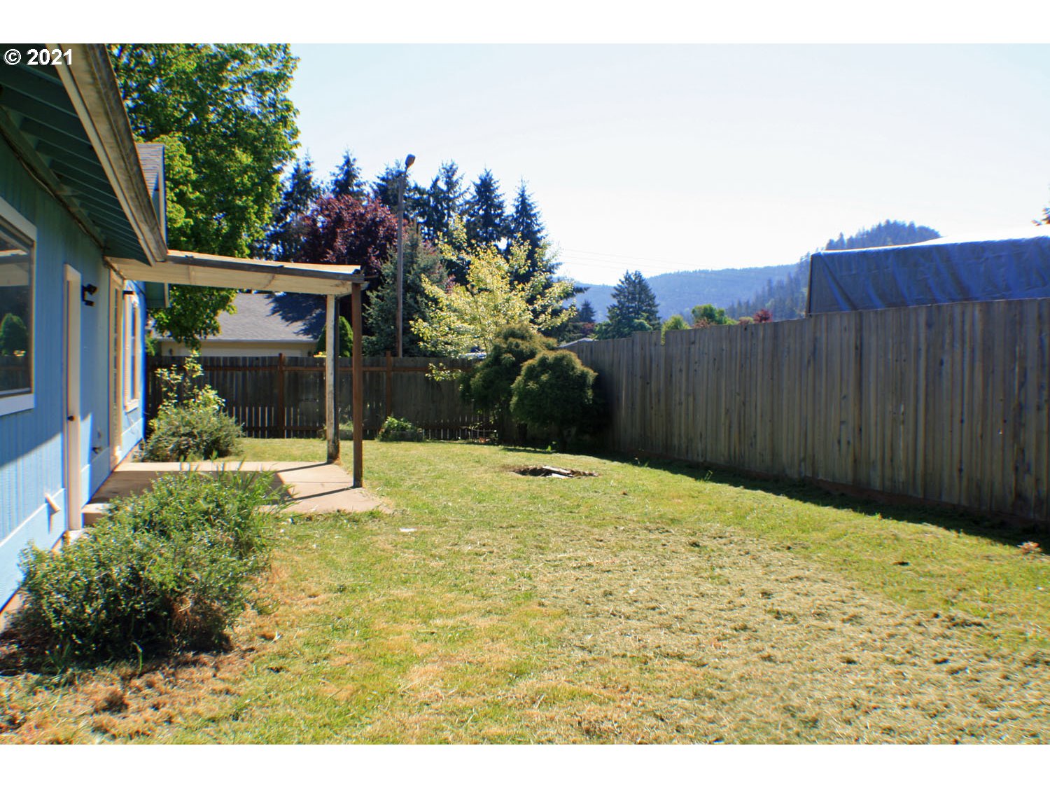 422 North 55th Street Springfield, OR 97478 - Photo 10 of 16 a view of a backyard