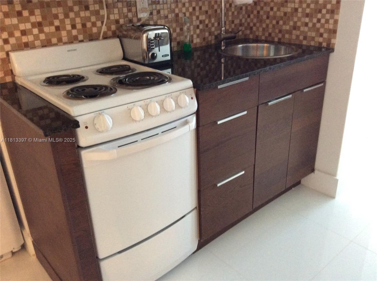 100 Lincoln Road, Unit 1214 Miami Beach, FL 33139 - Photo 12 of 17 a utility room with dryer and washer