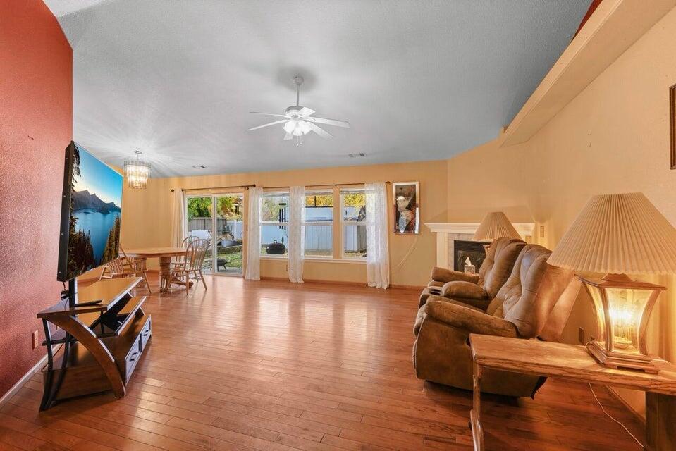 705 Mountain Avenue Central Point, OR 97502 - Photo 5 of 29 5