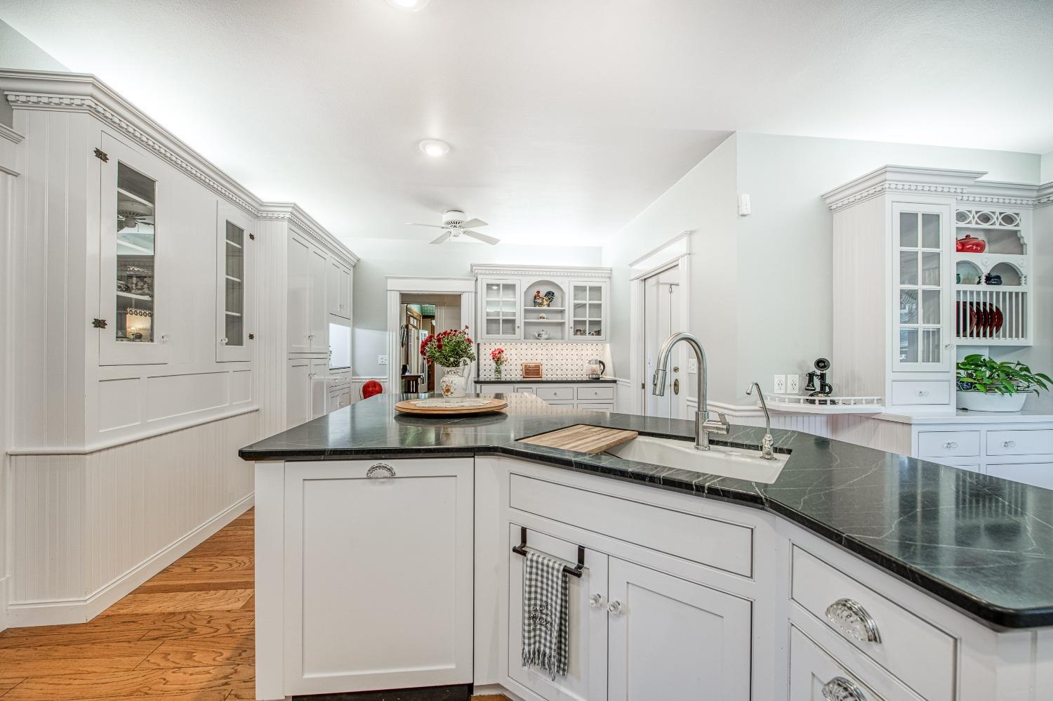 295 South Reed Avenue Reedley, CA 93654 - Photo 34 of 95