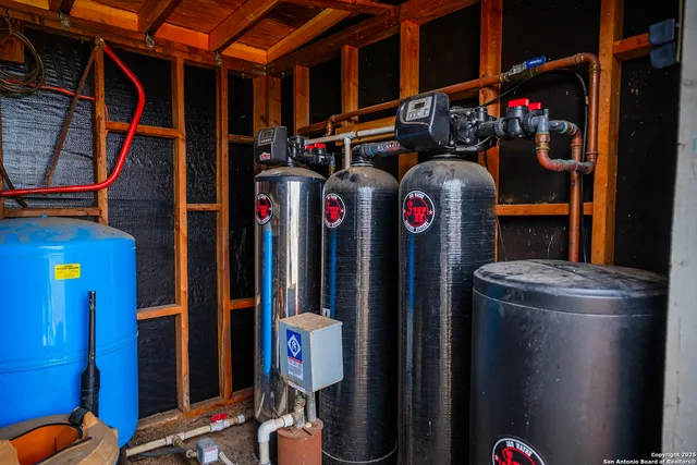 a view of a house with backyard and porch