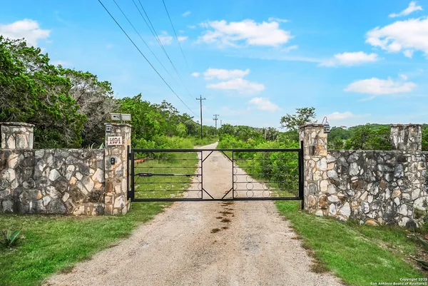 $925,000 | 1494 County Road 270, Mico, TX 78056