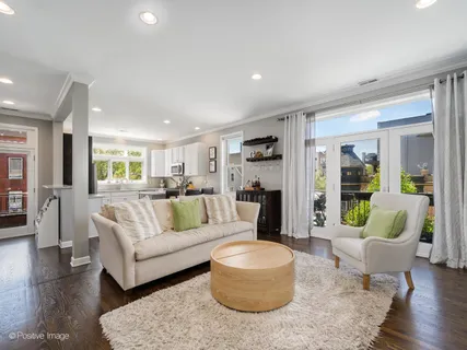 $499,900 | 3205 North Hoyne Avenue, Unit 2A, Chicago, IL 60618