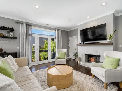 $499,900 | 3205 North Hoyne Avenue, Unit 2A, Chicago, IL 60618