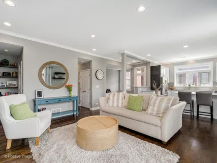 $499,900 | 3205 North Hoyne Avenue, Unit 2A, Chicago, IL 60618