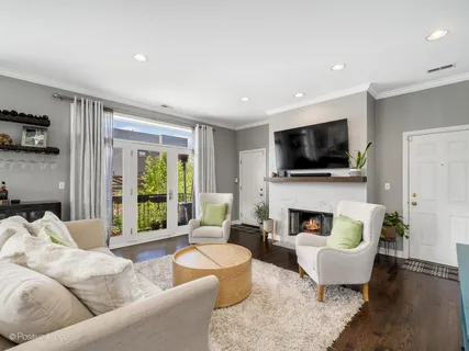 $499,900 | 3205 North Hoyne Avenue, Unit 2A, Chicago, IL 60618