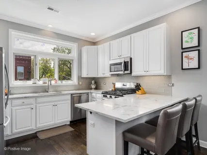 $499,900 | 3205 North Hoyne Avenue, Unit 2A, Chicago, IL 60618