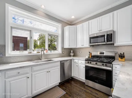 $499,900 | 3205 North Hoyne Avenue, Unit 2A, Chicago, IL 60618