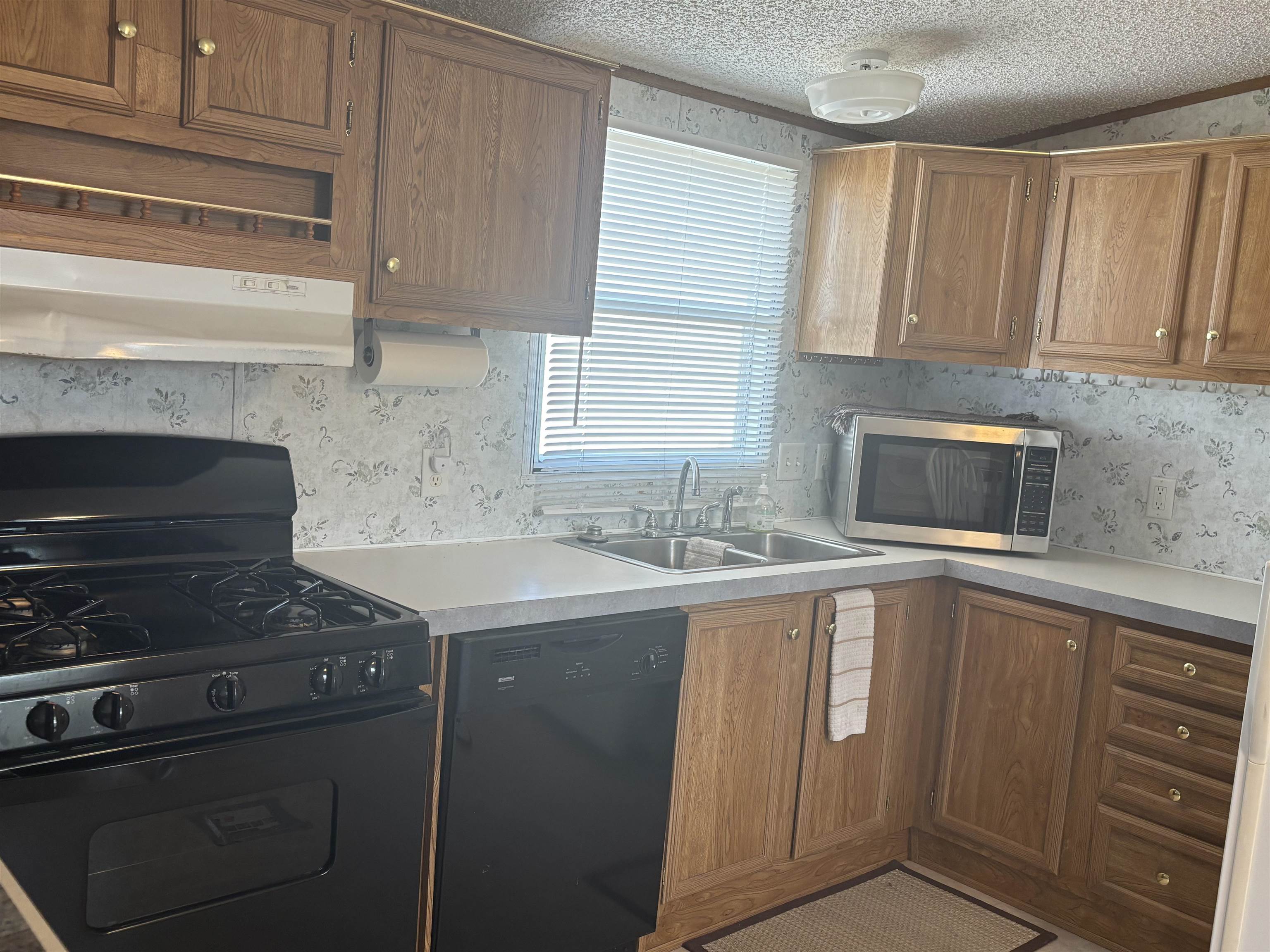3268 E Road, Unit 90 Clifton, CO 81520 - Photo 11 of 19 a kitchen with a sink stove and cabinets