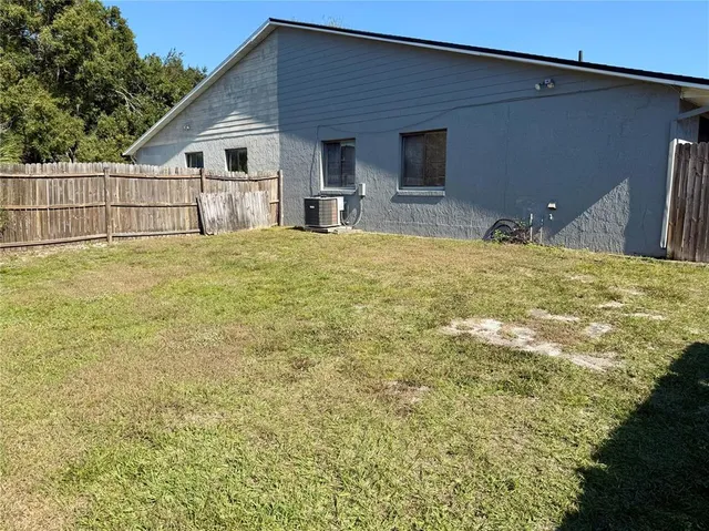 a view of a backyard