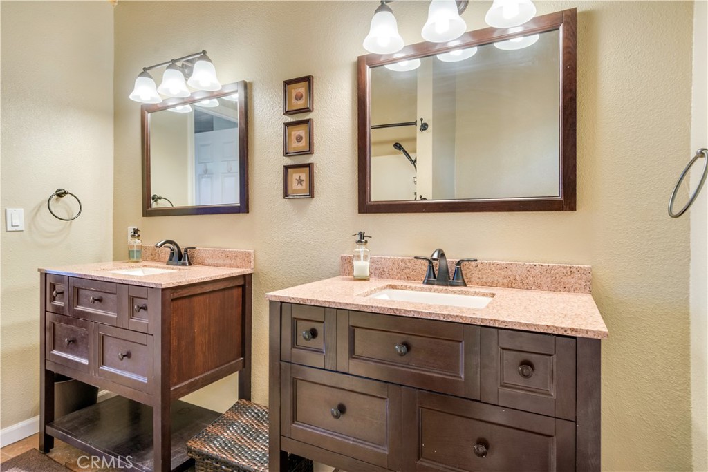 39576 Oakglen Road Fawnskin, CA 92333 - Photo 17 of 32 Primary Bathroom
