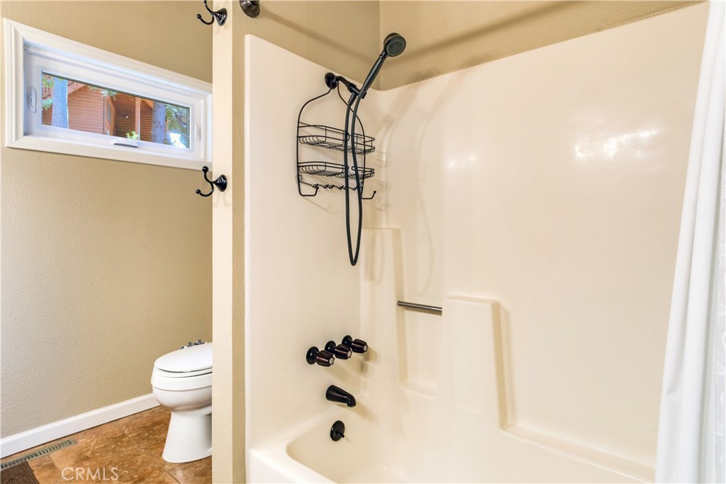 39576 Oakglen Road Fawnskin, CA 92333 - Photo 18 of 32 Primary Bathroom