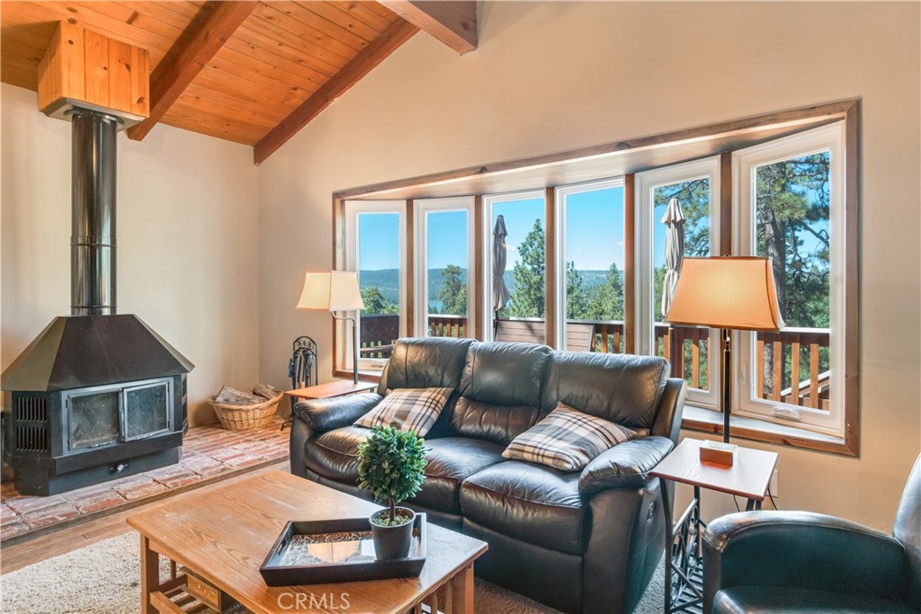 39576 Oakglen Road Fawnskin, CA 92333 - Photo 8 of 32 Living Room