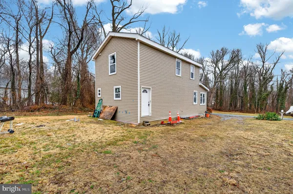 a view of yard with tree