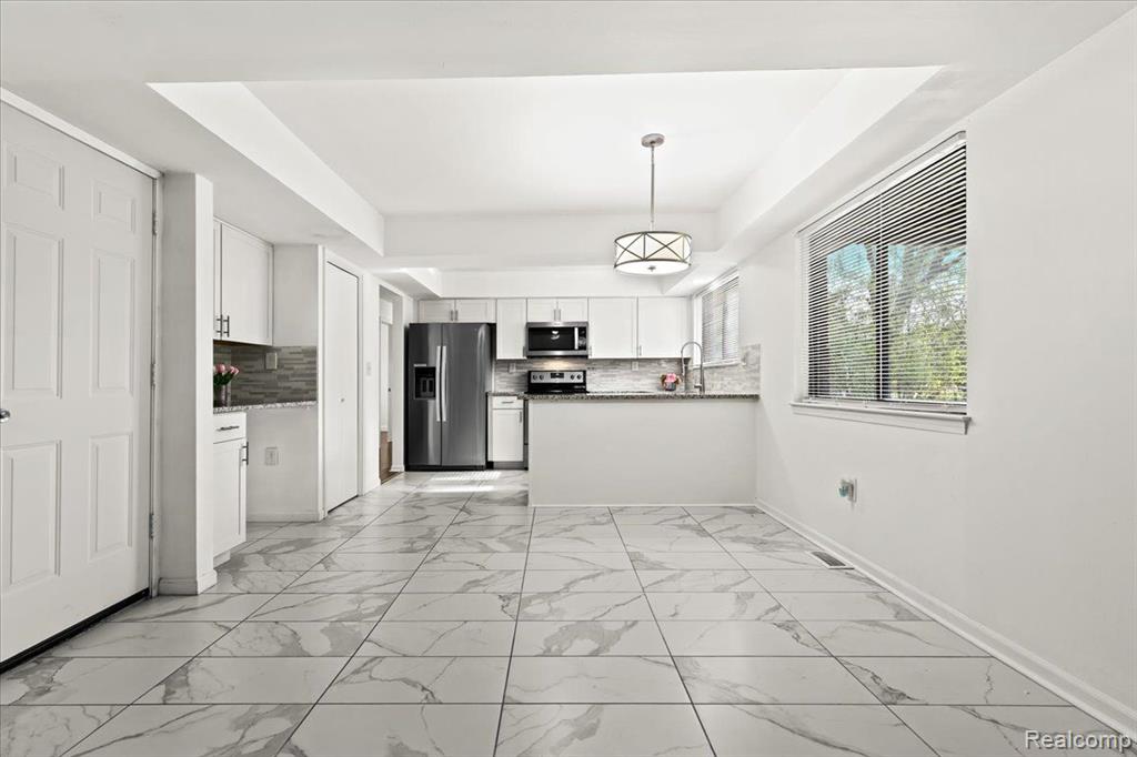 20937 Halsted Road Farmington Hills, MI 48167 - Photo 10 of 33