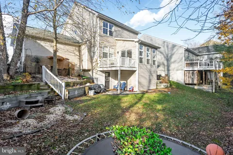a view of a house with backyard