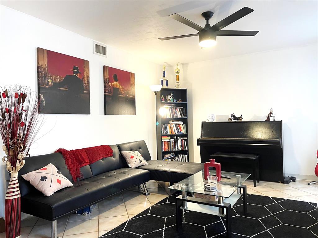 42 Matador Lane, Unit 524 Fort Lauderdale, FL 33324 - Photo 3 of 10 a living room with furniture and a piano