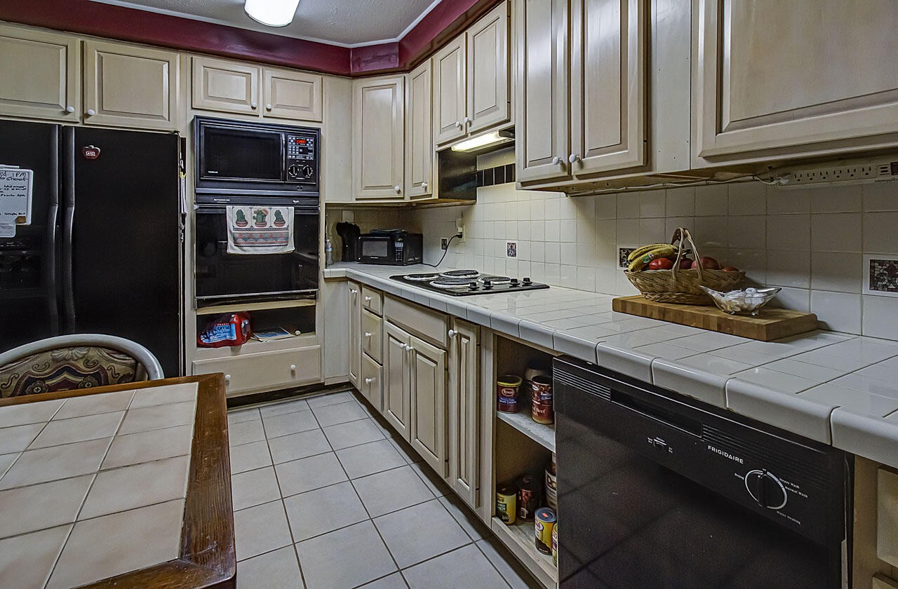 184 Davidson Hollow Road Heiskell, TN 37754 - Photo 21 of 40 a kitchen with stainless steel appliances a sink stove and cabinets