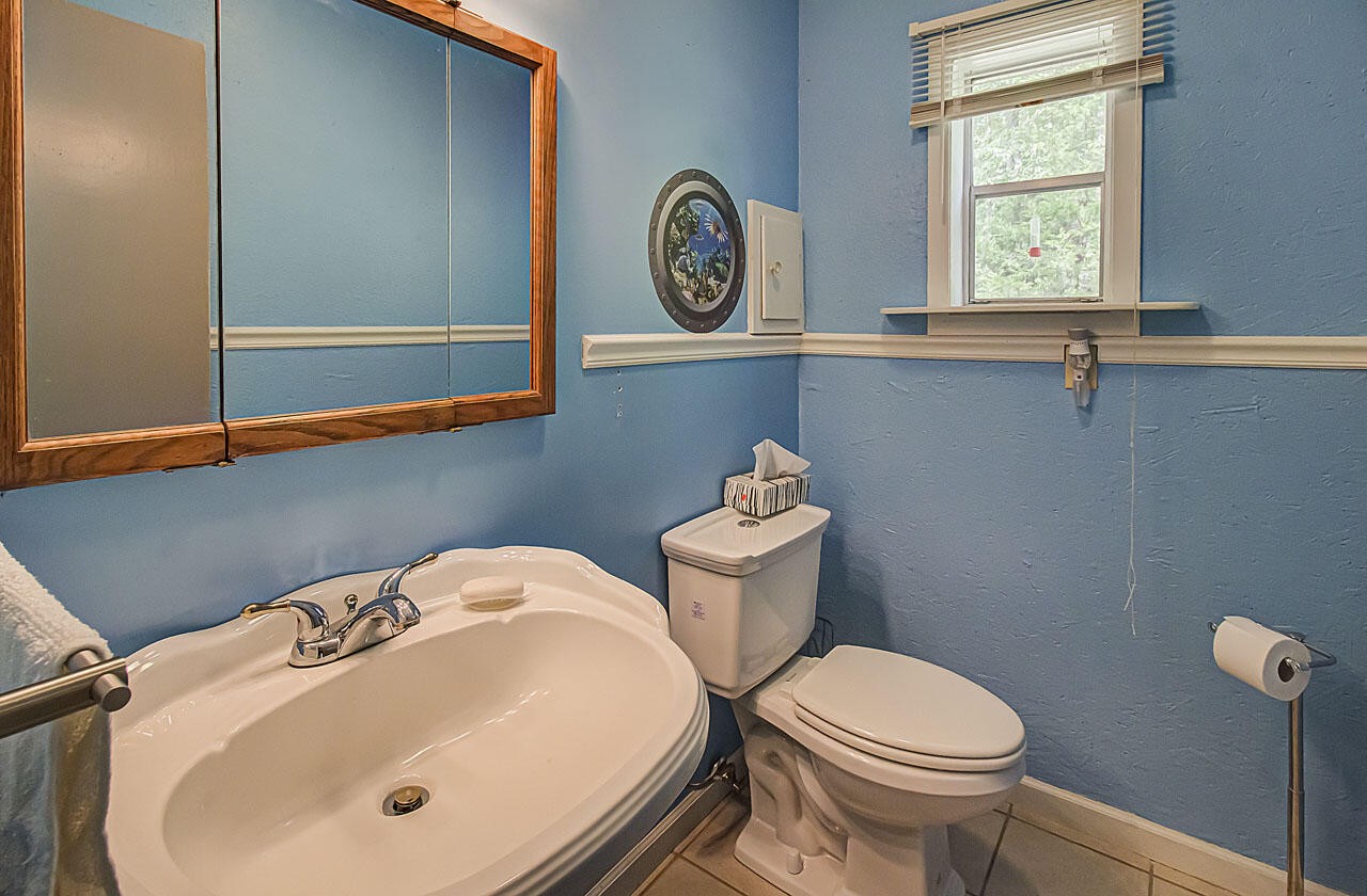 184 Davidson Hollow Road Heiskell, TN 37754 - Photo 28 of 40 a bathroom with a toilet a sink and a mirror