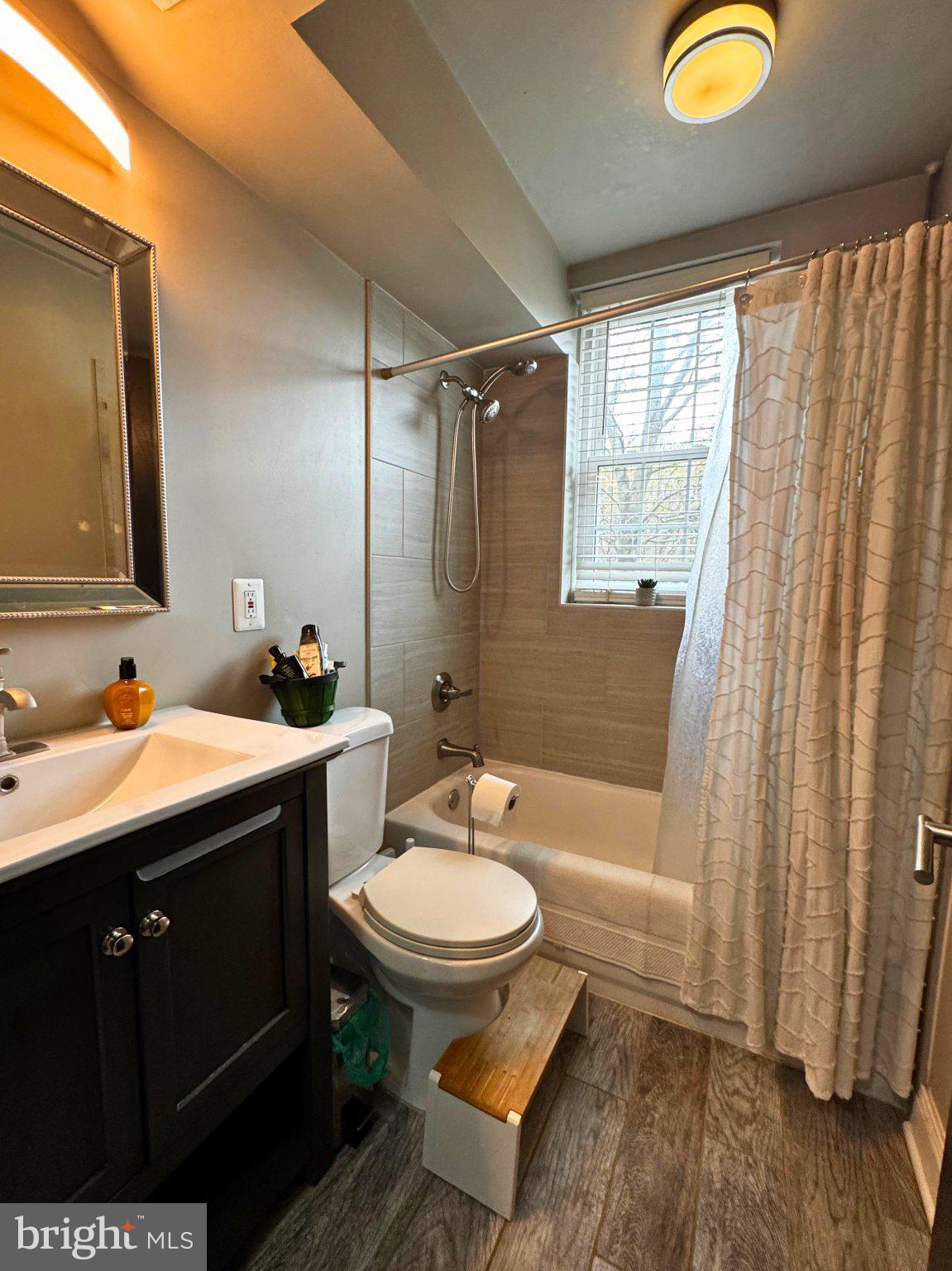 24 South Old Glebe Road, Unit 101 Arlington, VA 22204 - Photo 12 of 19 Charming bathroom with modern touches.