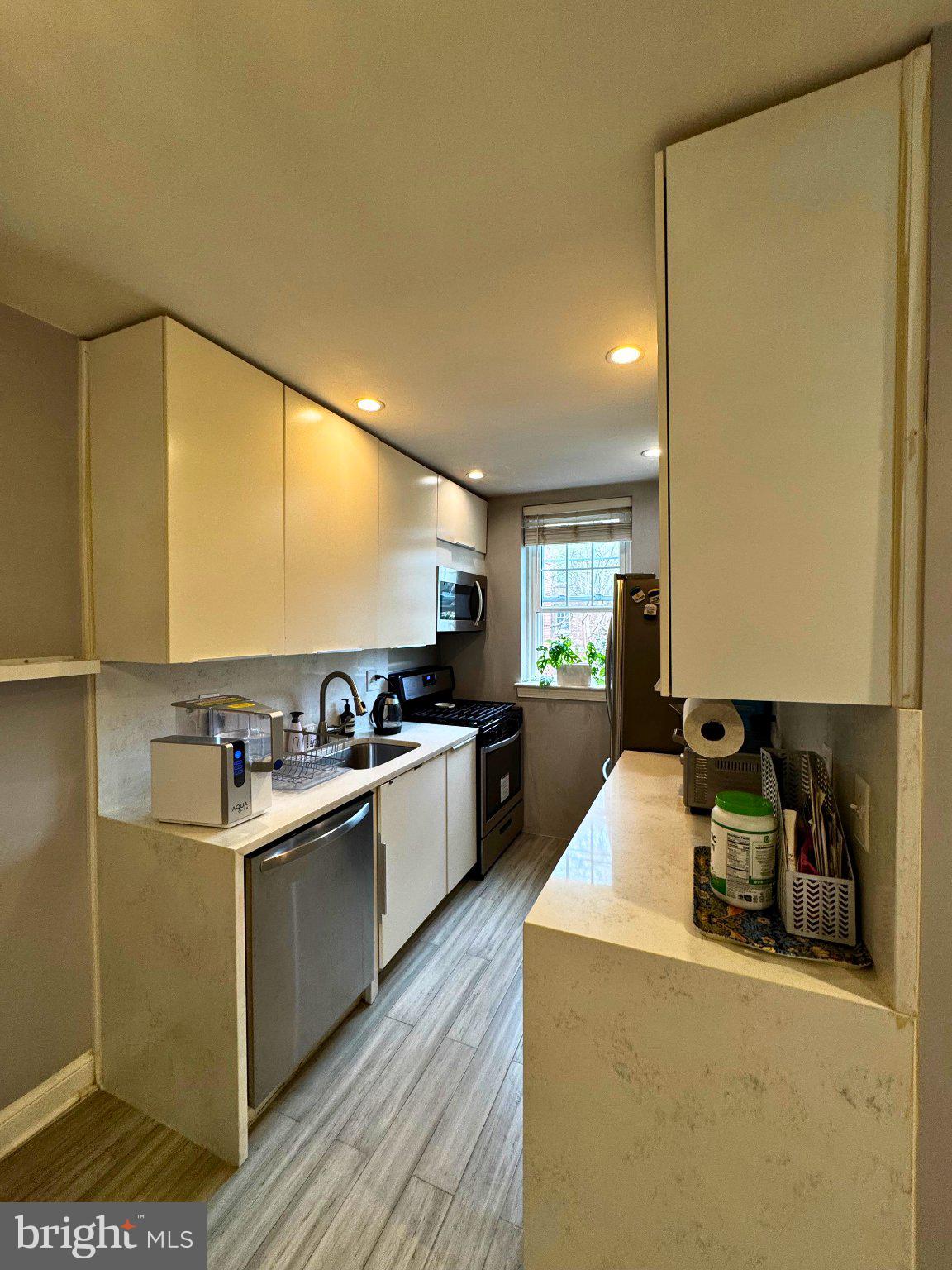 24 South Old Glebe Road, Unit 101 Arlington, VA 22204 - Photo 4 of 19 Modern kitchen with sleek finishes.