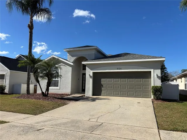 a view of entryway and yard
