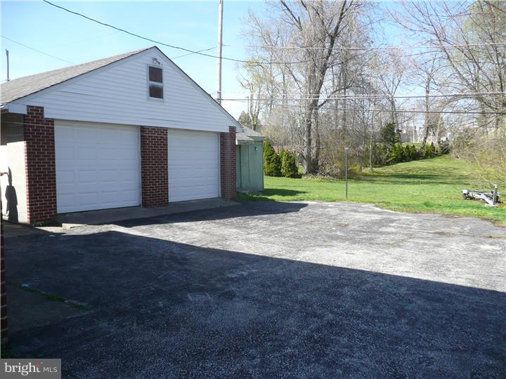 441 Rittenhouse Circle Havertown, PA 19083 - Photo 3 of 20 Garage
