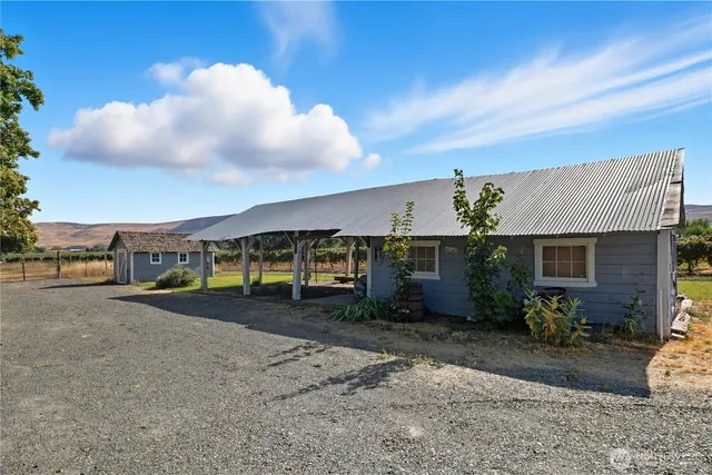 $399,999 | 10901 North Pioneer Road, Prosser, WA 99350