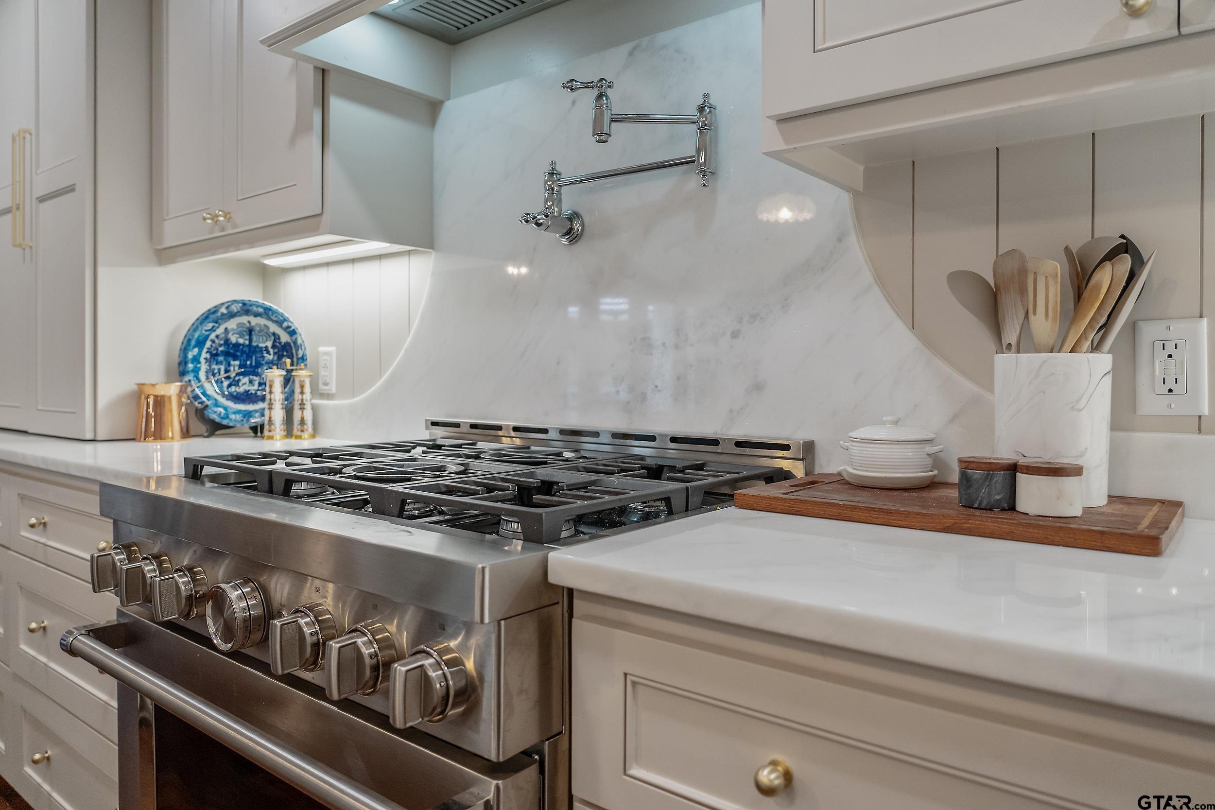 16708 Beddingfield Road Flint, TX 75762 - Photo 14 of 40 a stove top oven sitting inside of a kitchen
