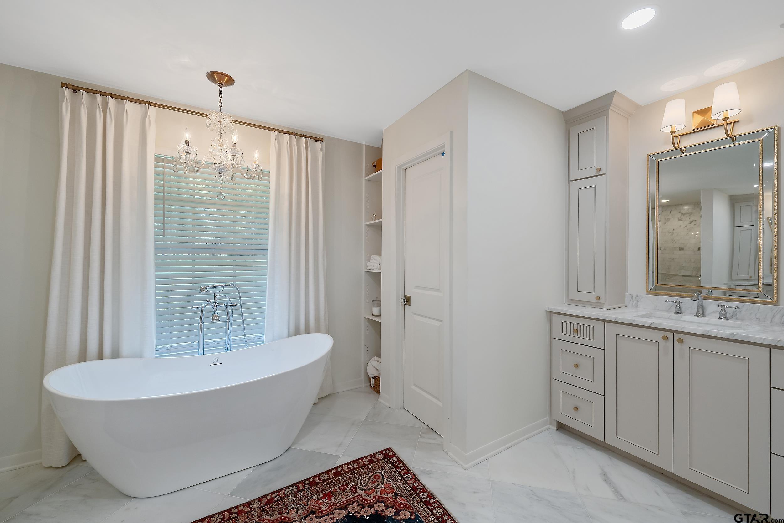 16708 Beddingfield Road Flint, TX 75762 - Photo 23 of 40 a bathroom with a bathtub and a sink