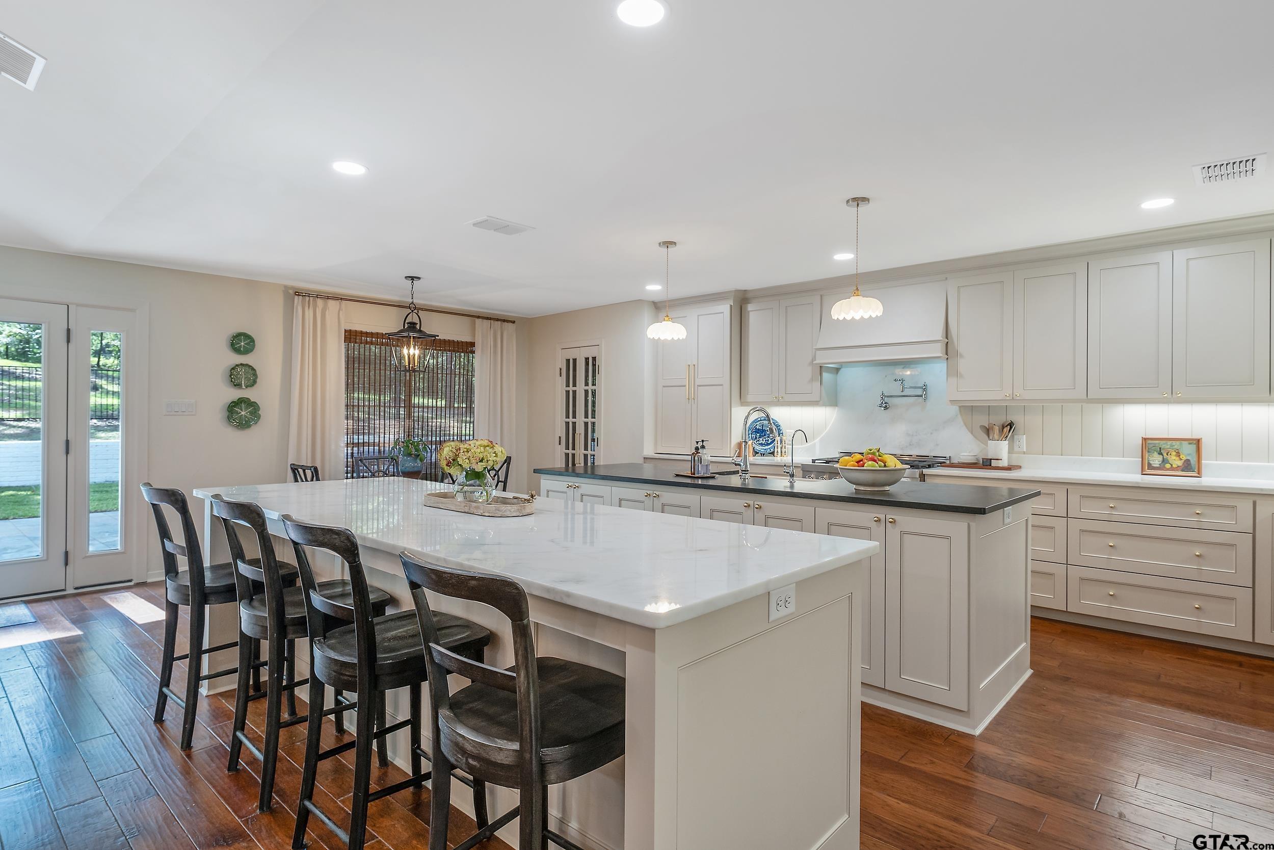 16708 Beddingfield Road Flint, TX 75762 - Photo 10 of 40 a kitchen with appliances a table and chairs in it