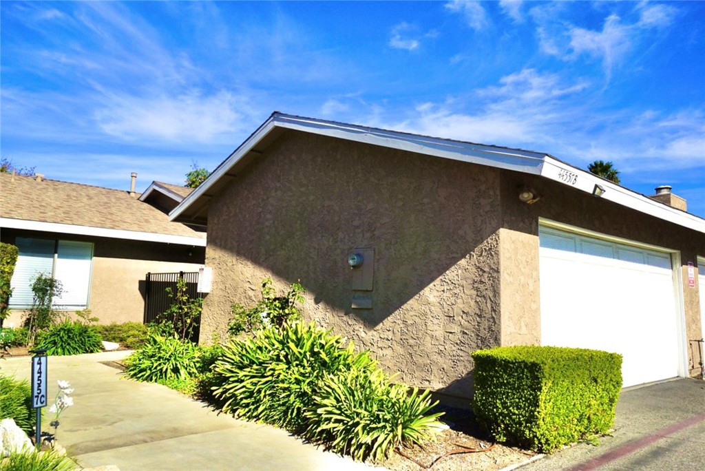 44557 La Paz Road Temecula, CA 92592 - Photo 2 of 24 a backyard of a house with lots of green space
