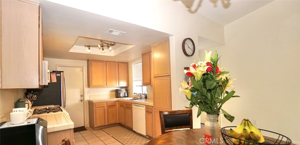 44557 La Paz Road Temecula, CA 92592 - Photo 8 of 24 a living room with furniture and a potted plant