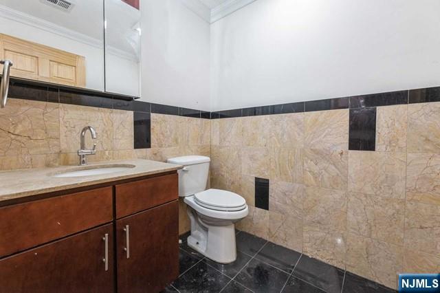 17 Meadow Road, Unit 401 Rutherford, NJ 07070 - Photo 19 of 29 a bathroom with a sink a toilet and a mirror