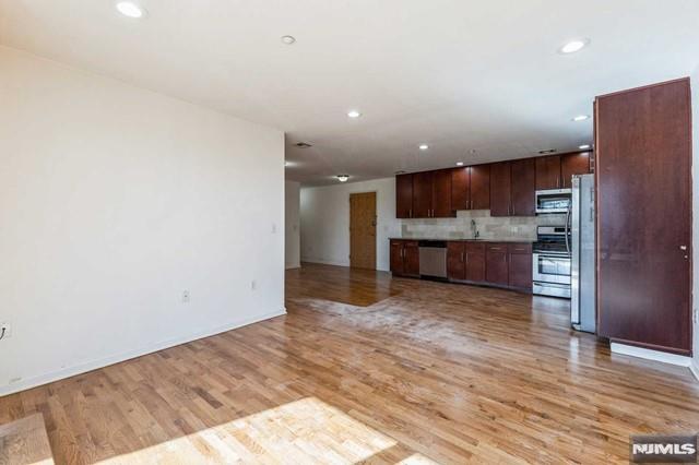 17 Meadow Road, Unit 401 Rutherford, NJ 07070 - Photo 5 of 29