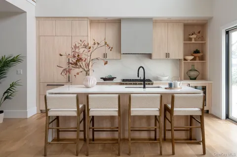 $1,399,000 | 12 Depot, Unit 103 (PEARL WAY), Westhampton Beach, NY 11978