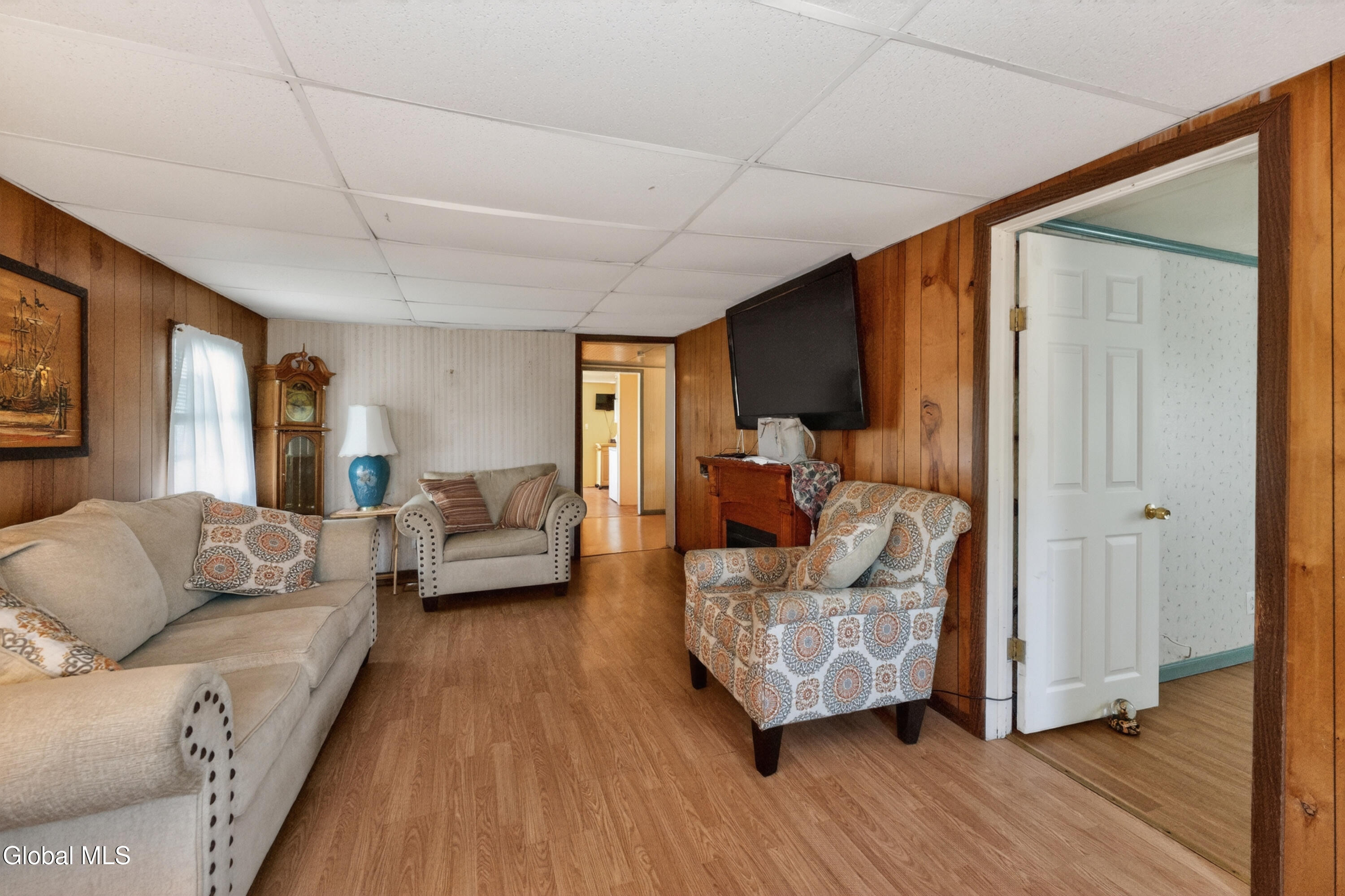 223 Vly Road Colonie, NY 12309 - Photo 6 of 16 1 Livingroom 4