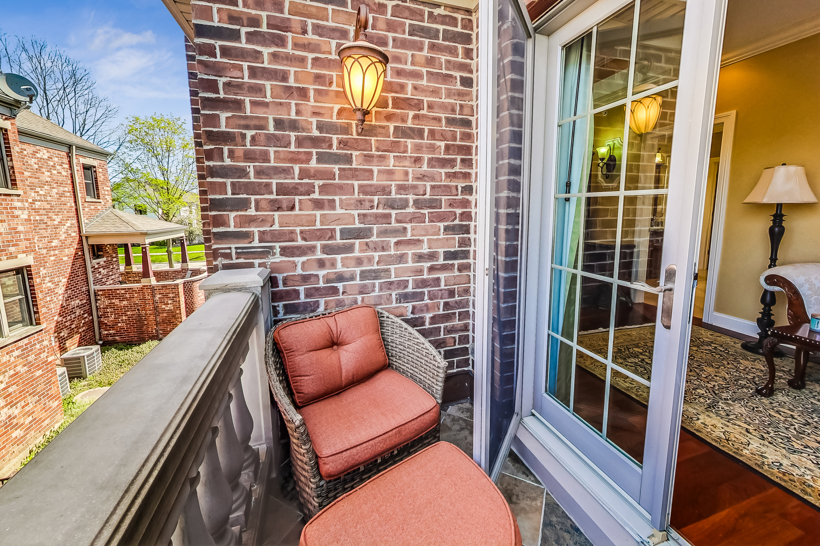 428 South Clifton Avenue Park Ridge, IL 60068 - Photo 21 of 43 a balcony with couch
