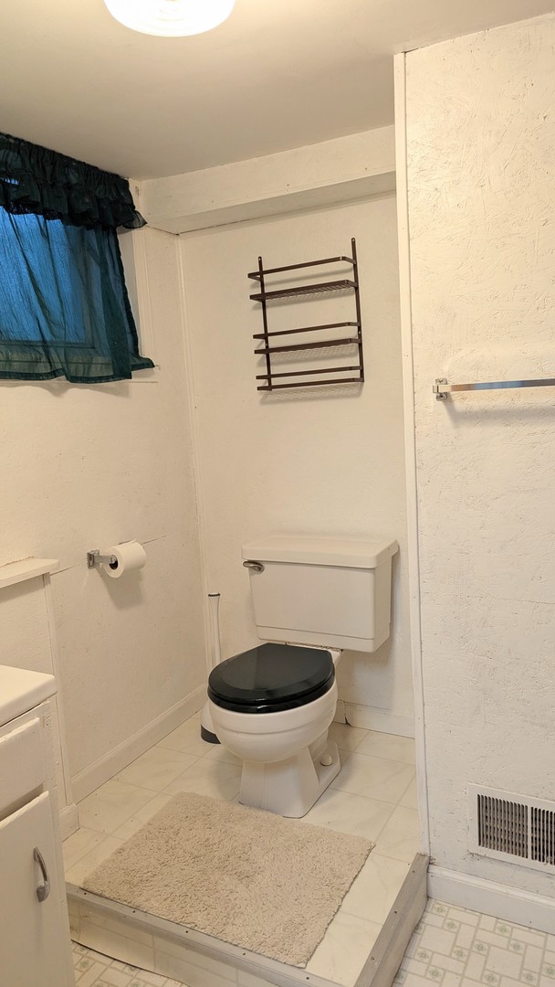 817 Chestnut Avenue Dixon, IL 61021 - Photo 23 of 31 a bathroom with a toilet and a sink