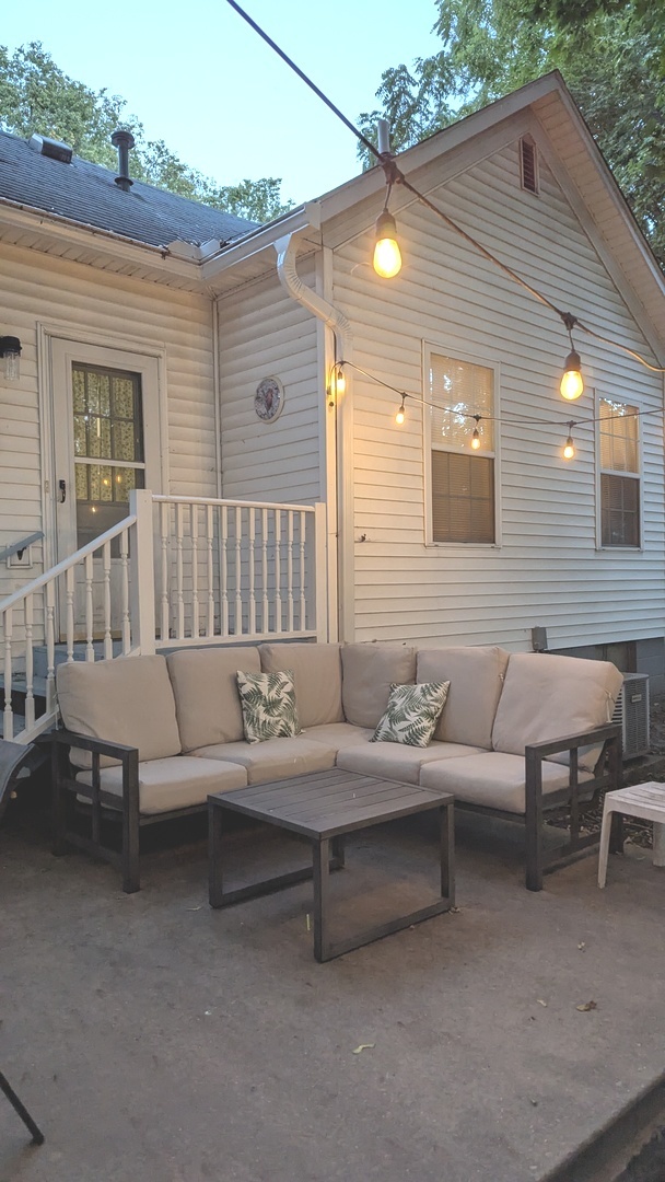 817 Chestnut Avenue Dixon, IL 61021 - Photo 5 of 31 a outdoor living space with furniture