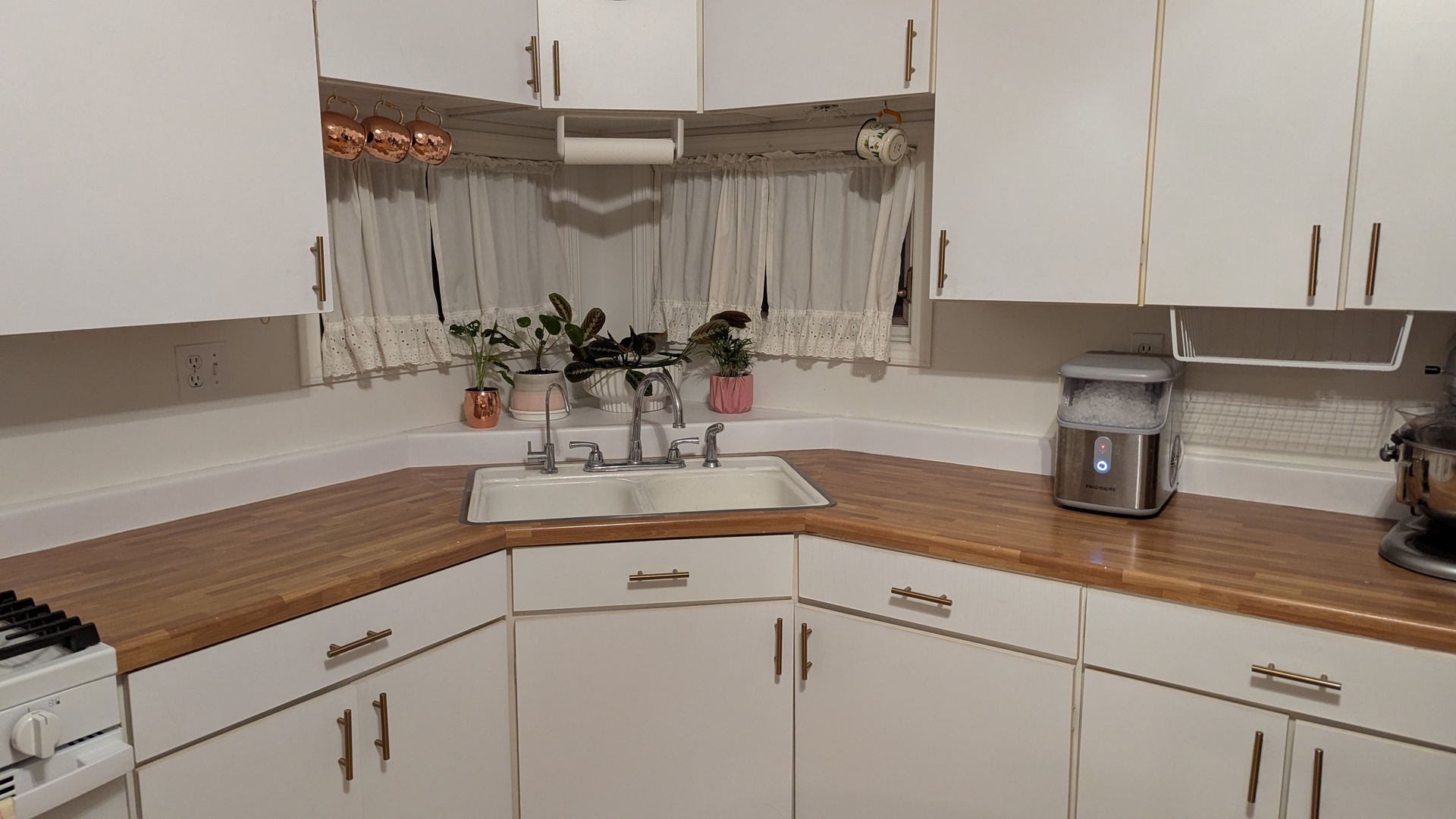 817 Chestnut Avenue Dixon, IL 61021 - Photo 10 of 31 a kitchen with a sink and cabinets