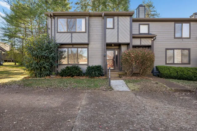 a view of a house with backyard and garden