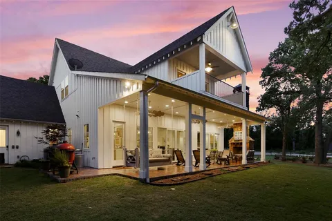 a view of a house with backyard