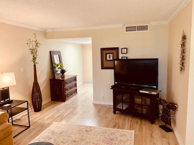 2607 Bridgewood Drive, Unit 2607 Boca Raton, FL 33434 - Photo 19 of 41 Living
